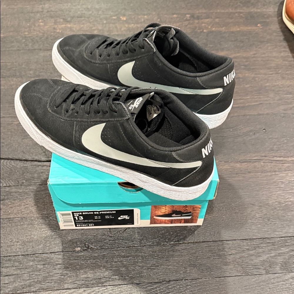 Nike Men's Black and White Sneakers